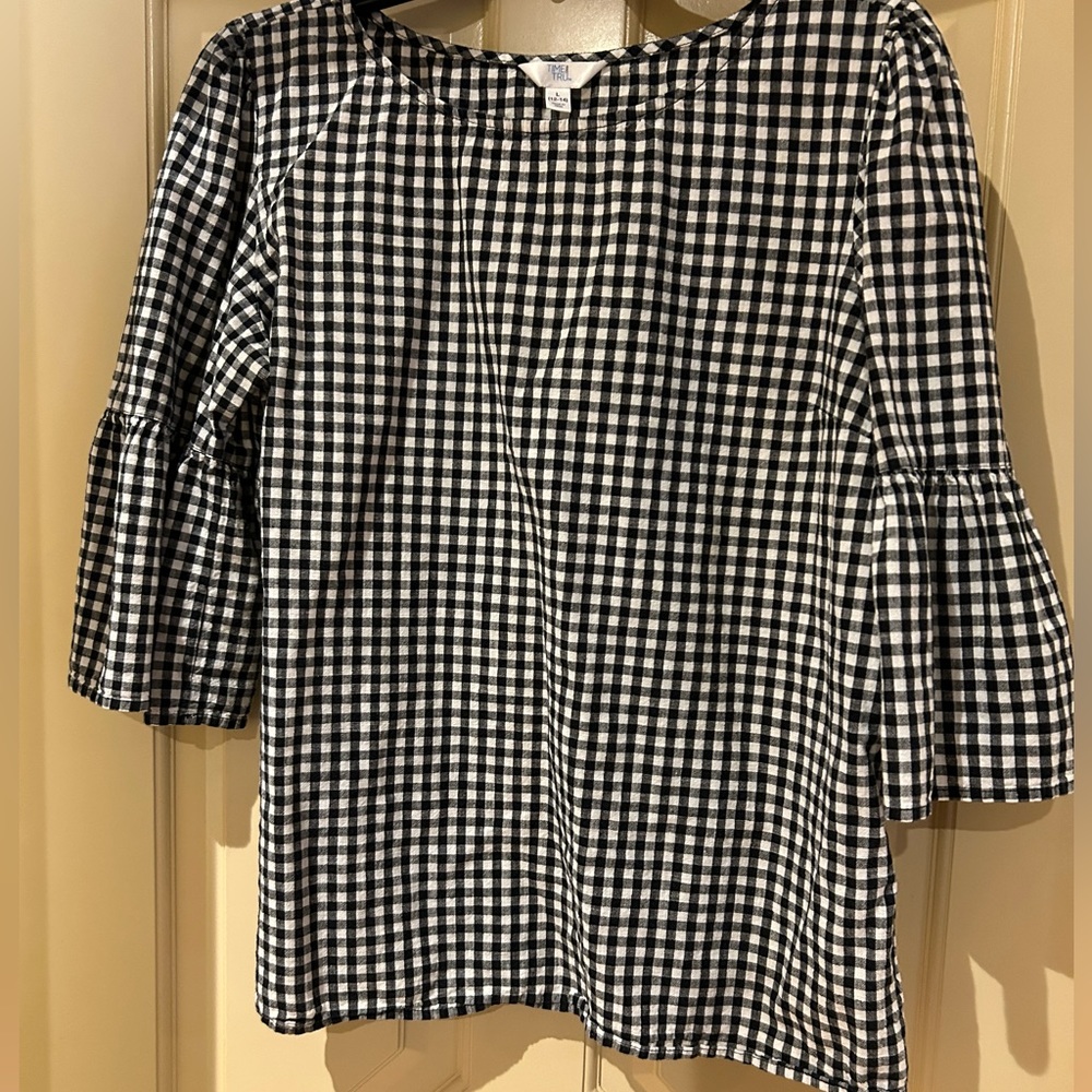Black and white pull over top..